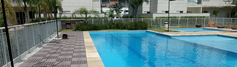 Revestimentos modulares deck de plástico envolta da piscina.