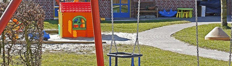 Pisos permeáveis em parquinhos e playgrounds.