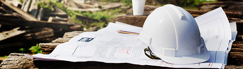 Capacete e planta em construção.