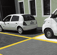 Carros estacionados em pisos permeáveis