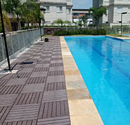 Deck modular em piscina.