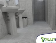 Como revestir o chão de banheiros e vestiários?