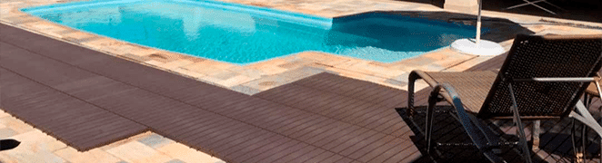 Deck modular plástico na piscina.