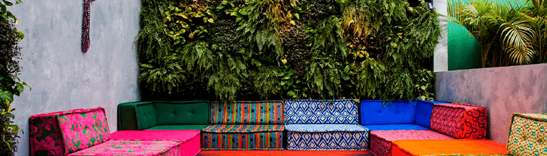 Revestimento com jardim vertical em sala colorida.