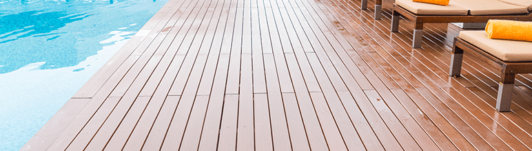 Deck de madeira ou plástico na piscina