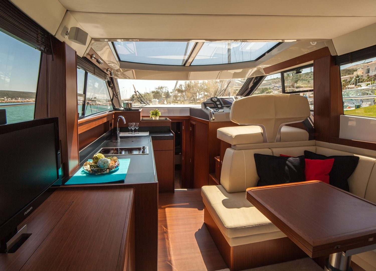 motor-yacht-638392_1920